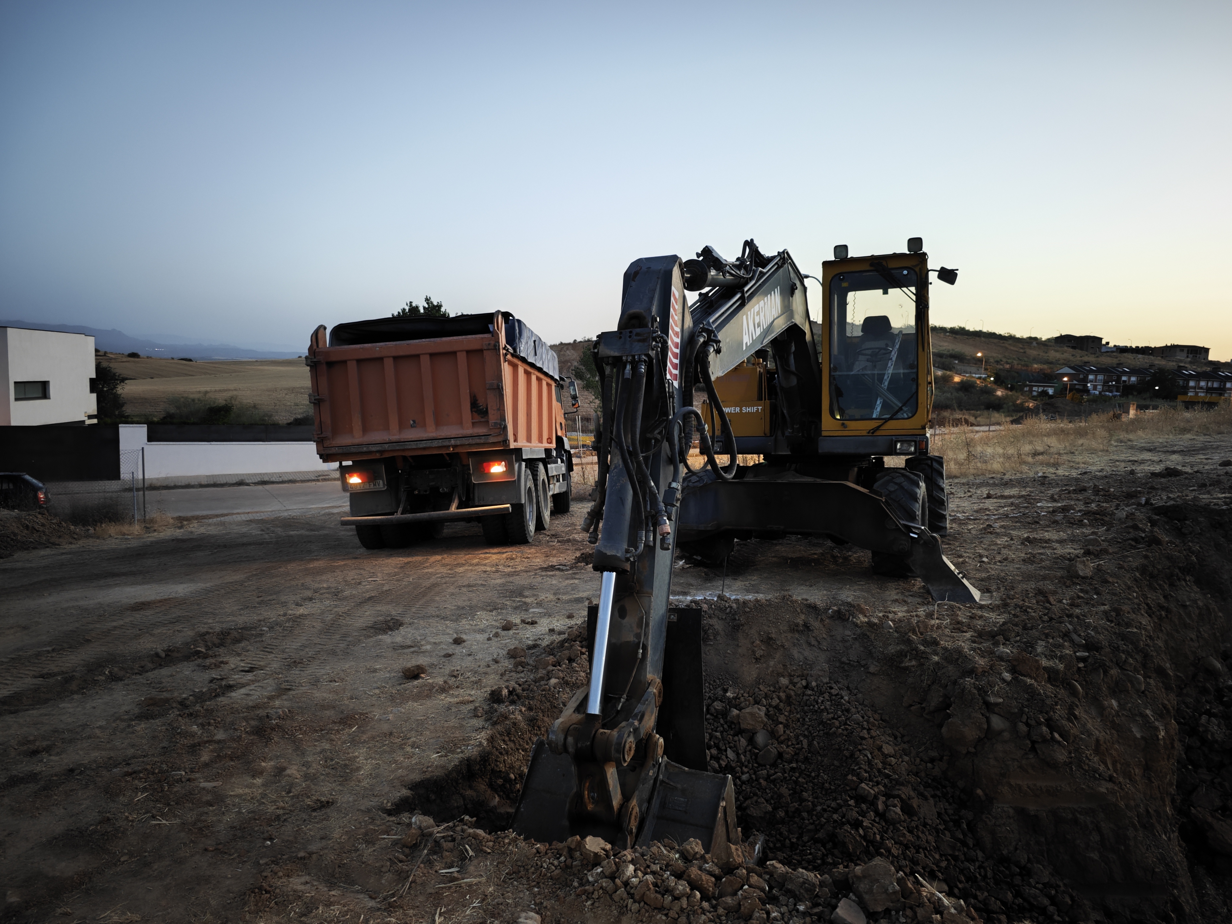 Excavadora Alario trabajando junto a un camión en El Casar